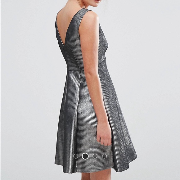 Oasis v-neck skater dress - Picture 3 of 5